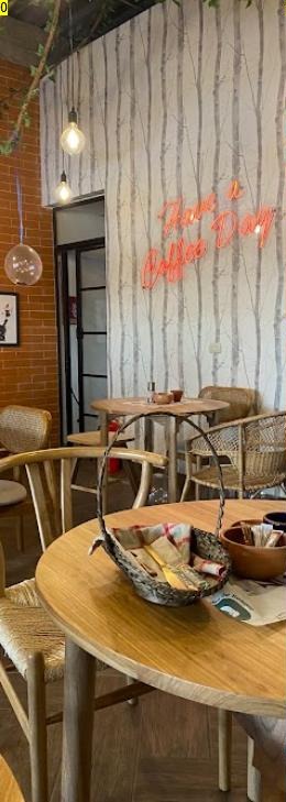 Pared con letrero neón Have a Coffee Day